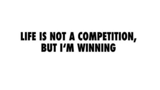 Der Text auf dem Bild lautet: „Das Leben ist kein Wettbewerb, aber ich gewinne“.
