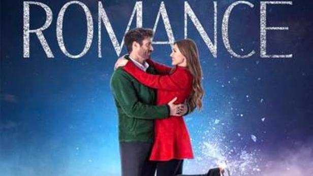 Ein Paar umarmt sich auf einer Eisbahn vor dem Titel „An Ice Palace Romance“.
