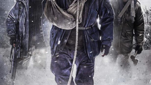 Drei Männer in Winterkleidung stapfen durch eine verschneite Landschaft.