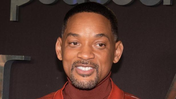 Porträt von Will Smith mit einem roten Rollkragenpullover.