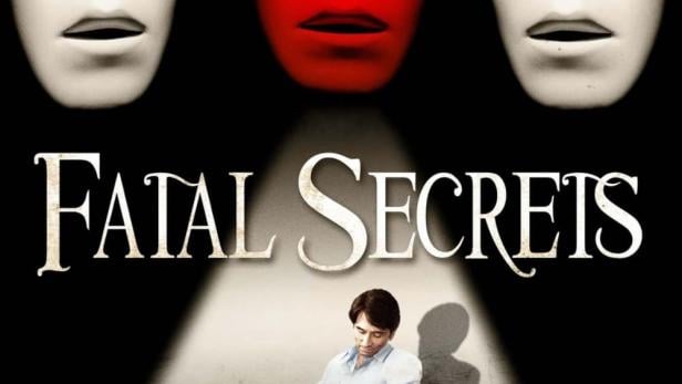 Ein Mann sitzt unter drei Masken auf dem Filmplakat von „Fatal Secrets“.