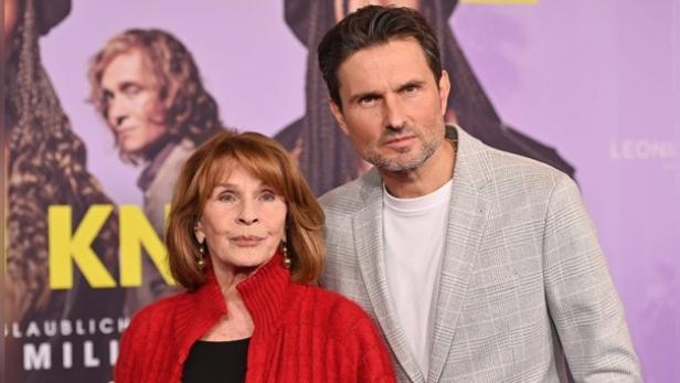 Simon Verhoeven mit seiner Mutter Senta Berger bei der Filmpremiere von "Girl You Know It's True" in München. Simon Verhoeven mit seiner Mutter Senta Berger bei der Filmpremiere von "Girl You Know It's True" in München.