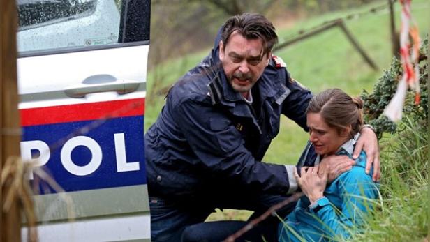 "Landkrimi: Steirerwut": Chefermittler Sascha Bergmann (Hary Prinz) eilt seiner verletzten Kollegin Sandra Mohr (Miriam Stein) zur Hilfe. "Landkrimi: Steirerwut": Chefermittler Sascha Bergmann (Hary Prinz) eilt seiner verletzten Kollegin Sandra Mohr (Miriam Stein) zur Hilfe.