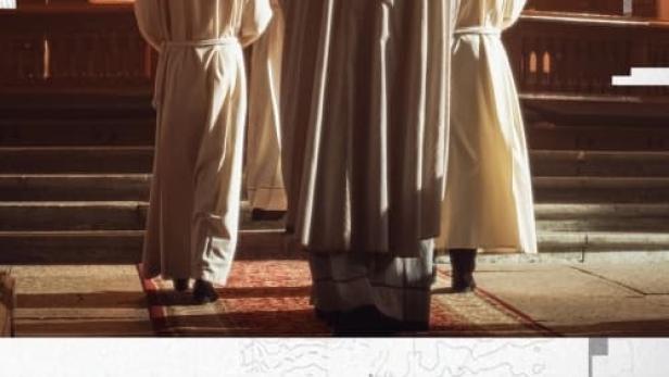 Priester und Ministranten stehen vor einem Altar in einer Kirche.