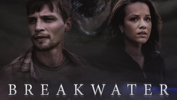 Das Filmplakat für „Breakwater“ zeigt Dermot Mulroney, Darren Mann, Alyssa Goss und Mena Suvari vor einer düsteren Küstenlandschaft.