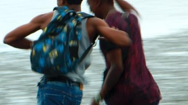 Das Filmplakat für „Puentes en el Mar“ zeigt zwei Jungen, die am Strand entlangrennen.
