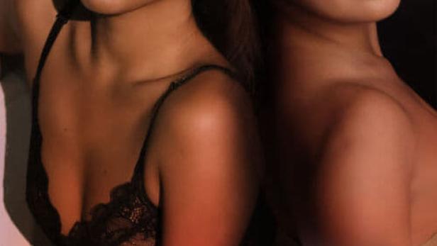 Zwei junge Frauen posieren vor dem Schriftzug „Hubang“.