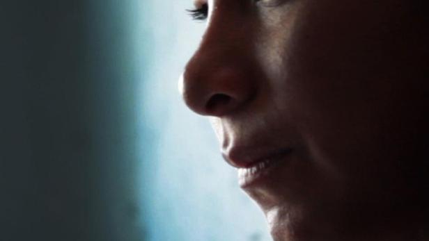 Das Filmplakat für „Cocaine Prison“ zeigt das Porträt einer Frau.