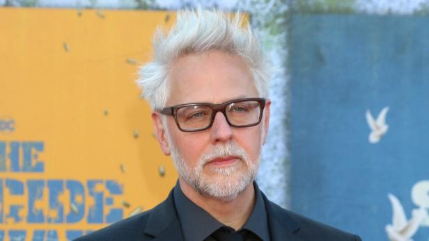 Porträt von James Gunn vor dem Hintergrund des Films „The Suicide Squad“.