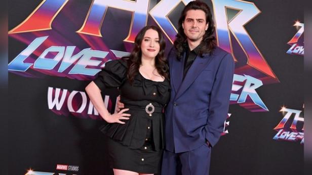 Andrew W.K. und Kat Dennings sind jetzt Mann und Frau. Andrew W.K. und Kat Dennings sind jetzt Mann und Frau.