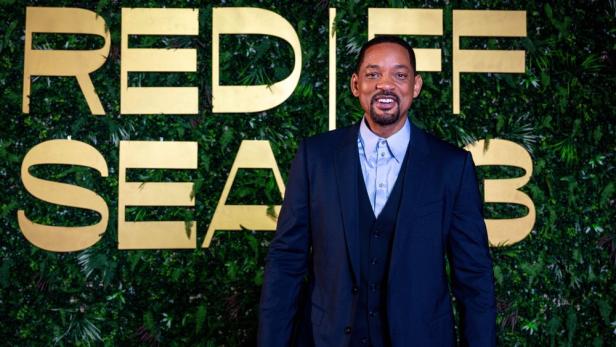 Will Smith posiert vor dem Schriftzug des Red Sea Filmfestivals.