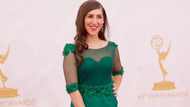 Mayim Bialik auf dem roten Teppich bei den 65. Emmy Awards.