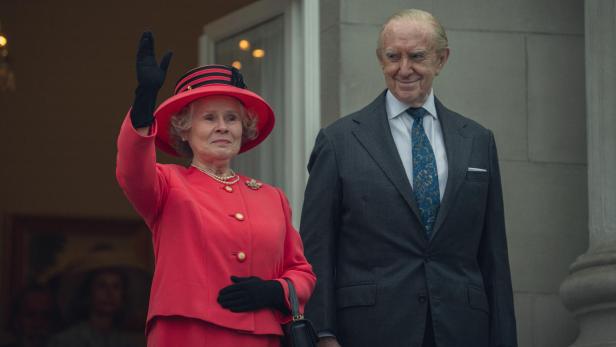 Imelda Staunton als Queen Elizabeth II. in einem roten Anzug, Jonathan Pryce als Prinz Philip rechts nebendran