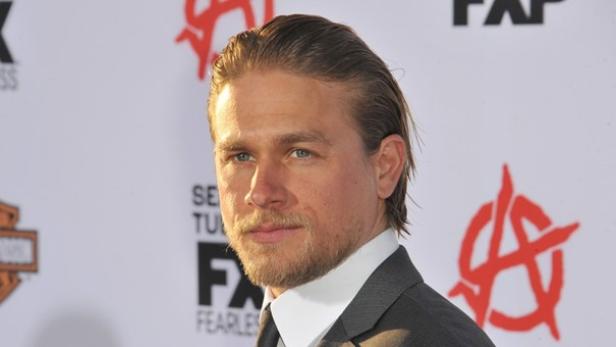 Charlie Hunnam im Anzug bei der Premiere von "Sons of Anarchy"