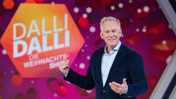 Kai Pflaume vor dem „Dalli Dalli“-Logo der Weihnachtsshow.