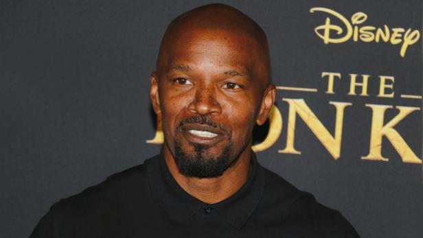 Jamie Foxx posiert vor einem „Der König der Löwen“-Logo.