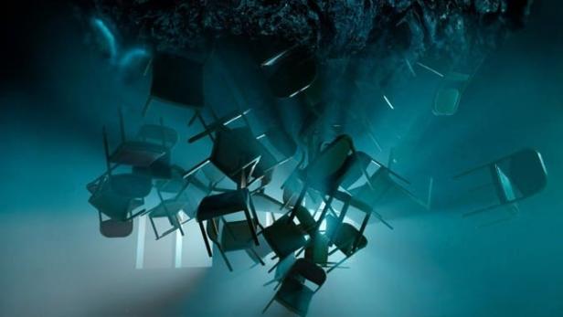 Das Filmplakat zeigt einen Schädel mit Runen und schwebende Stühle für „Minevikuviirastused“.