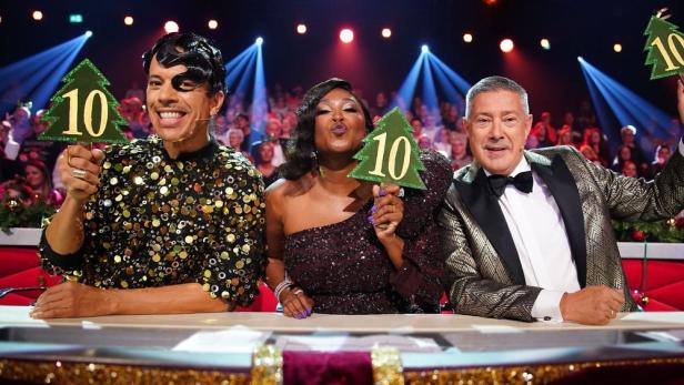 Die Jury der „Let's Dance“-Weihnachtsshow hält grüne Schilder mit der Zahl 10 hoch.