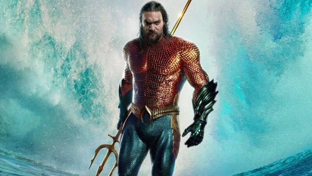 Jason Momoa steigt als Aquaman aus dem Meer auf