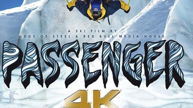 Ein Skifahrer macht einen Sprung vor einer Eiswand, im Hintergrund der Titel des Films „Passenger 4K“.
