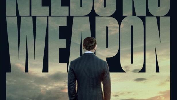 Ein Mann in Anzug steht vor einer Moschee, im Hintergrund der Schriftzug „The Diplomat“.