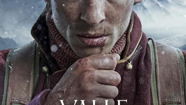 Das Filmplakat für „Valle de Sombras“ zeigt einen Mann in einer verschneiten Berglandschaft.