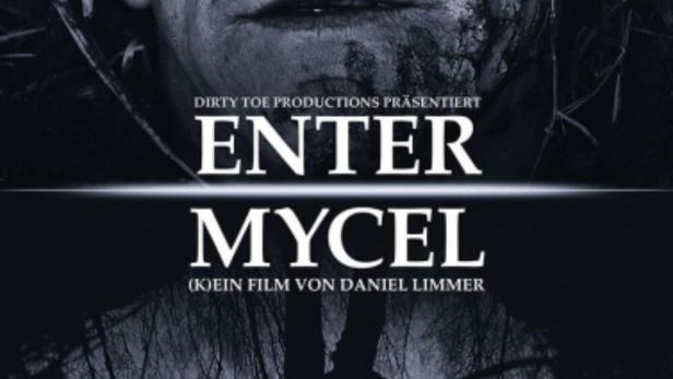 Das Filmplakat für „Enter Mycel“ zeigt das Gesicht eines Mannes, der mit Erde bedeckt ist.