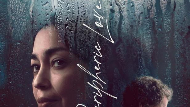 Das Filmplakat für „Peripheric Love“ zeigt Iazua Larios und Fabio Troiano vor einer regnerischen Scheibe.