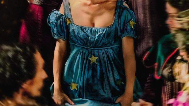 Eine Frau im blauen Kleid mit Sternen auf dem Filmplakat zu „Captives“.