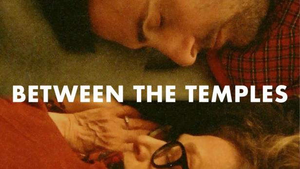 Das Filmplakat für „Between the Temples“ zeigt zwei einander zugeneigte Gesichter.