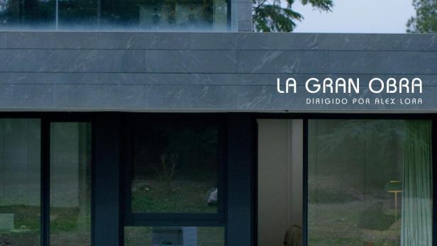 Das Filmplakat für „La Gran Obra“ zeigt ein modernes Haus mit einer Waschmaschine davor.
