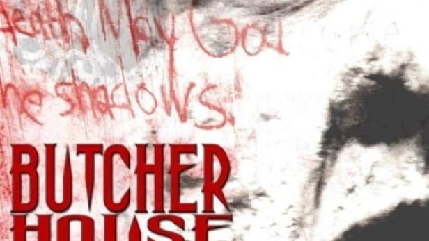 Das Filmplakat für „Butcher House“ zeigt ein verzerrtes Gesicht mit blutigen Schriften.
