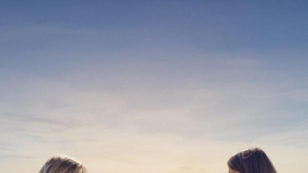 Das Filmplakat für „Dieci Minuti“ zeigt zwei Frauen an einem Tisch mit Meerblick.