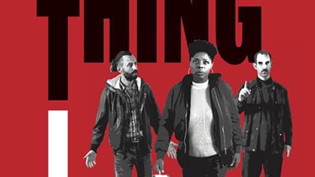 Das Filmplakat für „Woddafucka the Thing“ zeigt drei Darsteller vor einem roten Hintergrund.