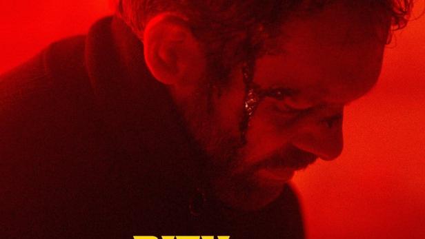 Das Filmplakat für „Rien ni personne“ zeigt das Gesicht eines Mannes mit einer blutigen Wunde.