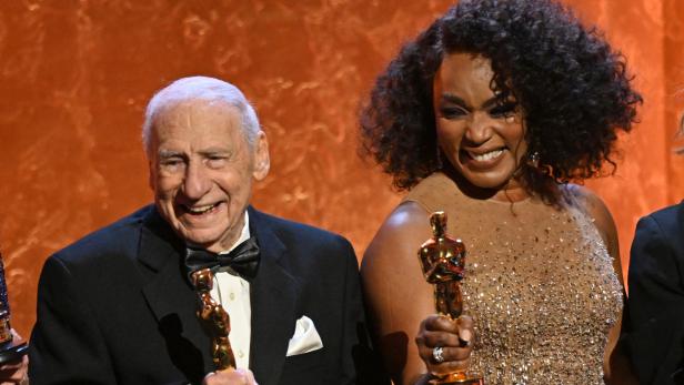 Mel Brooks und Angela Bassett bei der Vergabe in Los Angeles