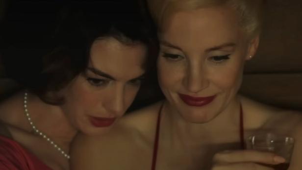 Anne Hathaway und Jessica Chastain umarmen sich und lächeln. 