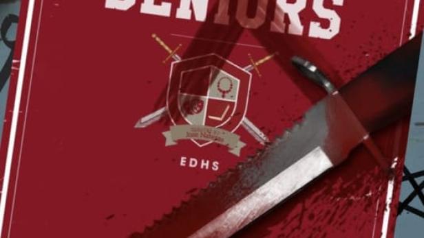 Ein blutverschmiertes Messer liegt auf einem Poster für „Departing Seniors“, Abschlussjahrgang 2022.