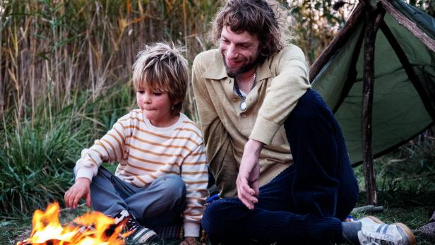 Innige Beziehung: Voodoo Jürgens (re.) und Ben Winkler als Vater und Sohn in „Rickerl“