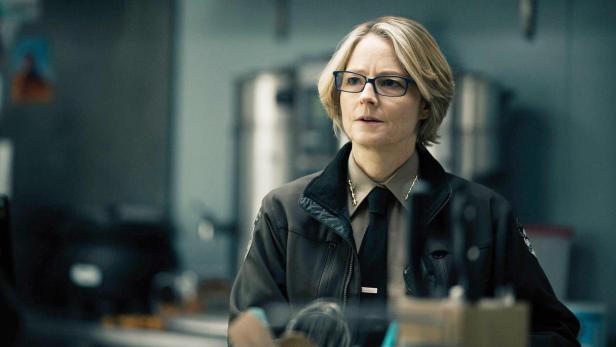 Jodie Foster als Sheriff mit Kurzhaarschnitt und Brille 