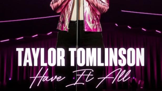 Taylor Tomlinson steht auf einer Bühne und hält ein Mikrofon.