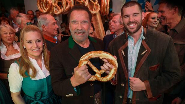 Heather Milligan mit Arnold Schwarzenegger und Sohn Christopher, der das erste Mal mit dabei ist