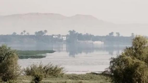 Das Filmplakat für „sr“ von Lea Hartlaub zeigt eine ruhige Flusslandschaft.