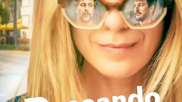Das Filmplakat für „Buscando a Coque“ zeigt eine Frau mit einer Brille, in der sich zwei Männer spiegeln.