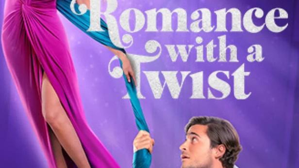 Eine Frau hängt an einem blauen Tuch, während ein Mann sie bewundernd ansieht. Das Filmposter trägt den Titel „Romance with a Twist“.
