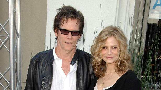 Kevin Bacon und Kyra Sedgwick posieren zusammen für ein Foto.
