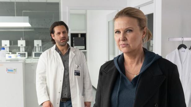 Eine Frau und ein Mann in einem Labor, möglicherweise aus der Serie „Einer von uns“.