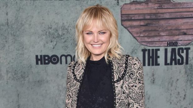 Malin Akerman posiert vor einem „The Last of Us“-Hintergrund.