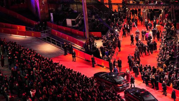 Erste Gäste kommen zur Eröffnung der 73. Internationalen Filmfestspiele Berlinale 2023.