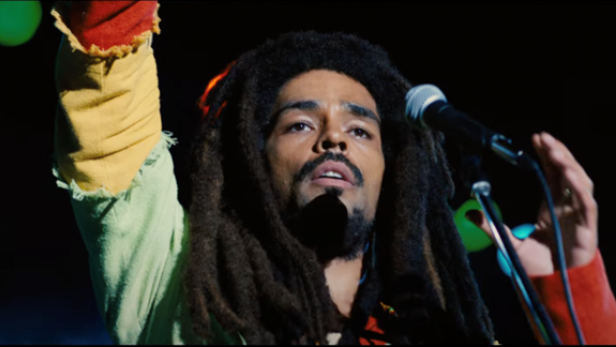Bob Marley mit Rastalocken und den Jamaika-Farben als Hemd
